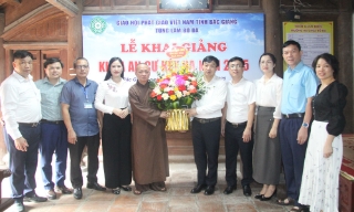 Trưởng Ban Tuyên giáo và Dân vận Tỉnh ủy Nguyễn Đình Lợi thăm, tặng quà nhân lễ Vu Lan tại chùa Bổ Đà
