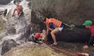 Cứu hai khách nước ngoài bị sóng cuốn vào hốc đá giữa biển