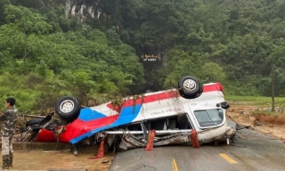 Lũ lên bất ngờ trong đêm, cuốn xe khách trôi trăm mét ở Cao Bằng