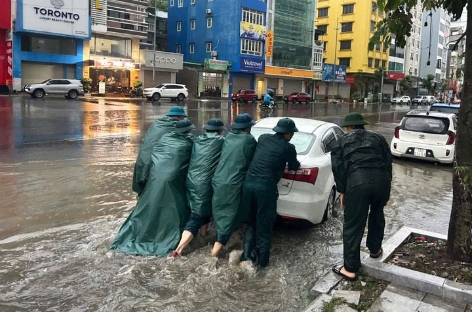 Nước dâng nhanh ở Quảng Ninh, nhiều tuyến phố chìm trong biển nước