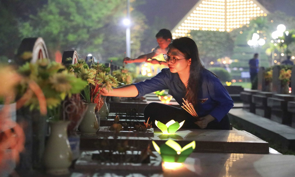 Lễ thắp nến tri ân các anh hùng, liệt sĩ