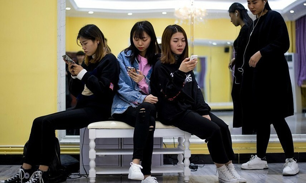 Vì sao gen Z 'mỏng manh' hơn các thế hệ khác?