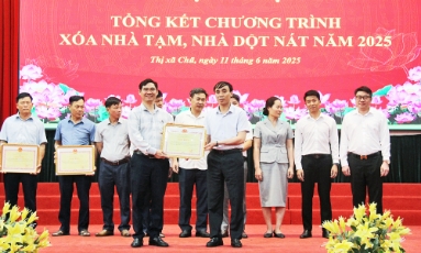   Lục Ngạn: Khen thưởng 35 tập thể, cá nhân trong thực hiện chương trình xóa nhà tạm, nhà dột nát