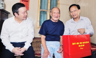 Phó Chủ tịch UBND tỉnh Phạm Văn Thịnh thăm, tặng quà người có công