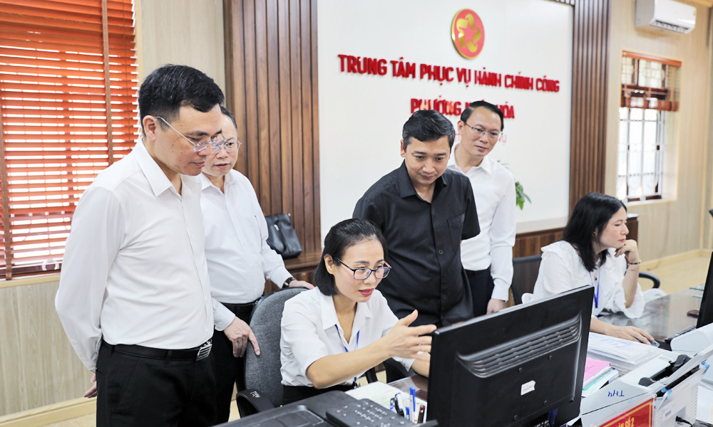  Chủ tịch HĐND tỉnh Nguyễn Việt Oanh làm việc tại phường Nhân Hòa và thăm, tặng quà người có công
