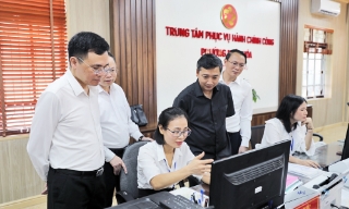Chủ tịch HĐND tỉnh Nguyễn Việt Oanh làm việc tại phường Nhân Hòa và thăm, tặng quà người có công