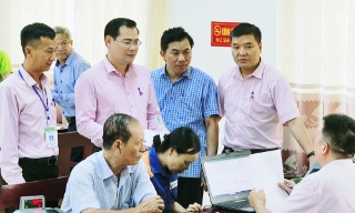 Lãnh đạo Ngân hàng Chính sách xã hội Việt Nam kiểm tra tại điểm giao dịch Kênh Vàng