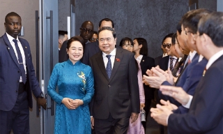 Chủ tịch Quốc hội Trần Thanh Mẫn gặp gỡ cộng đồng người Việt Nam tại Senegal