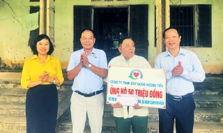 Phó Chủ tịch HĐND tỉnh Nghiêm Xuân Hưởng thăm, tặng quà người có công xã Lục Sơn