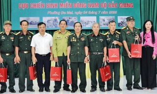 Cựu chiến binh quân giải phóng miền Đông Nam Bộ trao quà cho thương binh, người có công