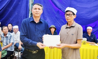 Thăm hỏi, hỗ trợ gia đình các nạn nhân vụ lật xe khách ở Hà Tĩnh