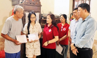 Thăm hỏi, hỗ trợ gia đình ba nạn nhân tử vong trong vụ lật xe khách ở Hà Tĩnh