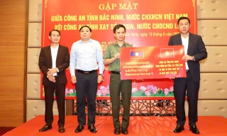 Công an tỉnh Bắc Ninh tặng trang thiết bị cho Công an tỉnh Xay Sổm Bun (Lào)