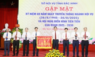 Chủ tịch UBND tỉnh dự gặp mặt cán bộ, công chức ngành nội vụ nhân kỷ niệm 80 năm Ngày truyền thống
