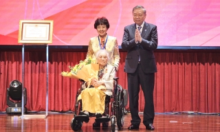 Nguyên Phó Chủ tịch nước Nguyễn Thị Bình đón nhận danh hiệu Anh hùng Lao động