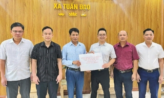 Tuấn Đạo: Một doanh nghiệp hỗ trợ 32 triệu đồng cho các hộ bị thiệt hại nặng do mưa lũ 