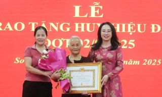 Đảng ủy xã Sơn Động trao Huy hiệu Đảng cho đảng viên