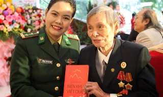 Những người phất cao cờ hồng tháng 8 là nguồn cảm hứng lớn lao trong tôi