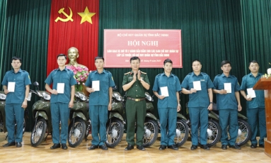  Bộ Chỉ huy quân sự tỉnh Bắc Ninh bàn giao 198 xe mô tô 2 bánh cho Ban Chỉ huy quân sự cấp xã
