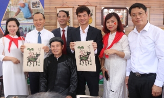 Phó Chủ tịch Thường trực UBND tỉnh Mai Sơn đón đoàn khách đầu tiên của tàu du lịch "Hà Nội 5 cửa ô" đến thăm Đền Đô