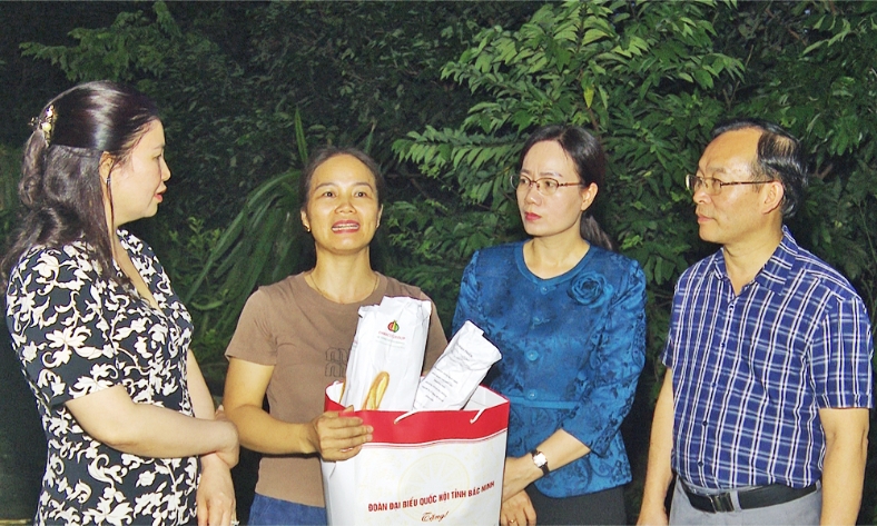  Đoàn Đại biểu Quốc hội tỉnh hỗ trợ khẩn cấp người dân xã Đồng Kỳ bị ảnh hưởng bởi mưa lũ