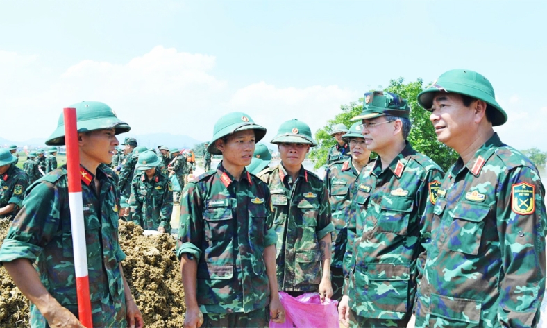  Thiếu tướng Trương Mạnh Dũng, Tư lệnh Quân khu kiểm tra, chỉ đạo công tác khắc phục hậu quả bão số 11 tại Bắc Ninh