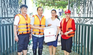 Phó Chủ tịch Thường trực UBND tỉnh Mai Sơn tặng quà người dân bị ảnh hưởng mưa lũ tại xã Ngọc Thiện