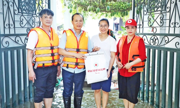 Phó Chủ tịch Thường trực UBND tỉnh Mai Sơn tặng quà người dân bị ảnh hưởng mưa lũ tại xã Ngọc Thiện