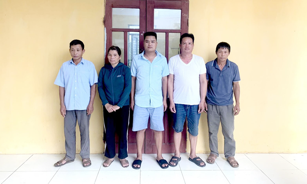 Công an phường Phượng Sơn bắt quả tang 5 đối tượng đánh bạc