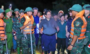  Thủ tướng Phạm Minh Chính kiểm tra công tác ứng phó mưa lũ tại vùng ven sông của Hà Nội