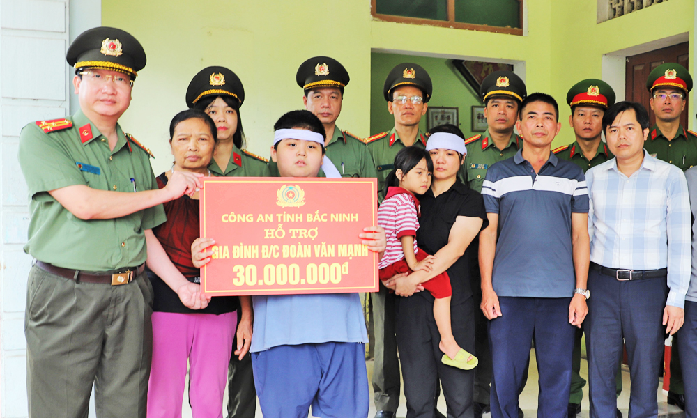  Công an tỉnh Bắc Ninh hỗ trợ 30 triệu đồng cho thân nhân đồng chí Đoàn Văn Mạnh bị tử vong khi chống lũ