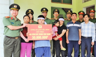 Công an tỉnh Bắc Ninh hỗ trợ 30 triệu đồng cho thân nhân đồng chí Đoàn Văn Mạnh bị tử vong khi chống lũ