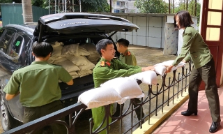 Thăm, tặng quà người dân xã Bố Hạ bị ảnh hưởng do lũ lụt