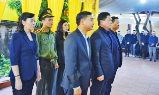 Các đồng chí lãnh đạo, nguyên lãnh đạo tỉnh Bắc Ninh viếng đồng chí Ngô Đình Loan