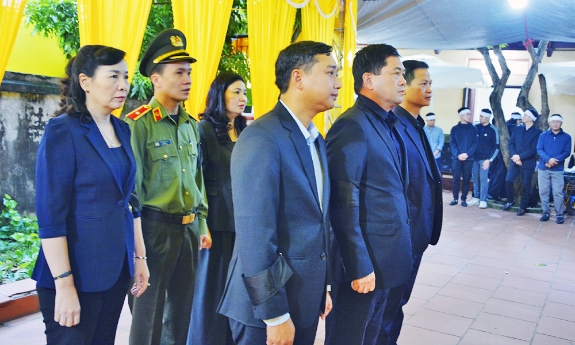 Các đồng chí lãnh đạo, nguyên lãnh đạo tỉnh Bắc Ninh viếng đồng chí Ngô Đình Loan