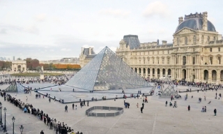 Pháp bắt nghi phạm vụ trộm 102 triệu USD trang sức từ bảo tàng Louvre