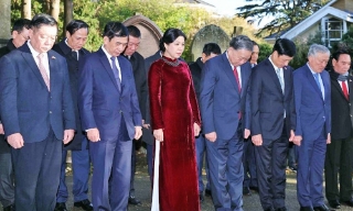 Tổng Bí thư Tô Lâm viếng mộ Karl Marx tại nghĩa trang Highgate, London