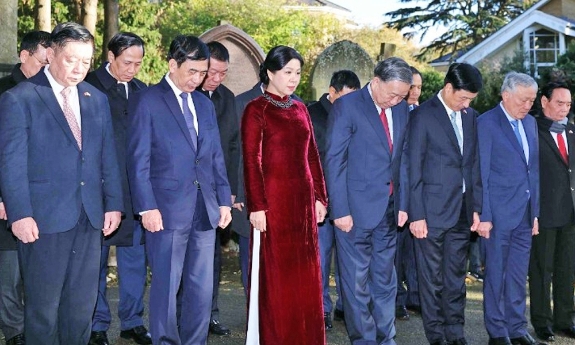 Tổng Bí thư Tô Lâm viếng mộ Karl Marx tại nghĩa trang Highgate, London