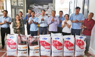 Tặng gần 16 tấn thức ăn chăn nuôi cho 20 hộ dân xã Hợp Thịnh