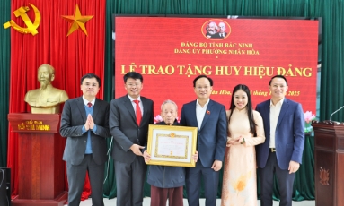  Đồng chí Phạm Văn Thịnh dự Lễ trao Huy hiệu Đảng tại Đảng bộ phường Nhân Hòa