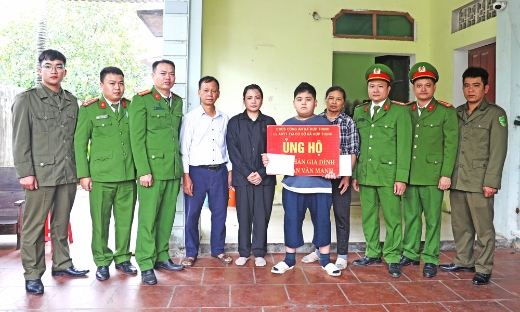 Bộ Công an tặng quà thân nhân đồng chí Đoàn Văn Mạnh tử vong khi phòng, chống bão lũ