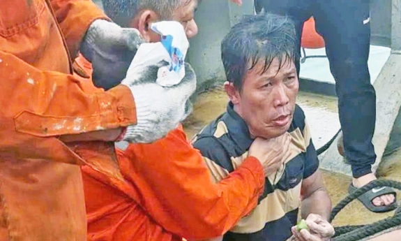 Cứu sống một trong ba người bị sóng cuốn trôi, sau 2 ngày mất tích ở Lý Sơn