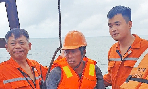 Người sống sót 42 giờ trên biển: 'Uống nước mưa, ăn cua sống để cầm cự'