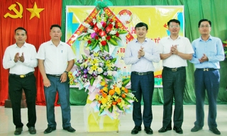 Đồng chí Nguyễn Đình Lợi dự Ngày hội Đại đoàn kết toàn dân tộc tại thôn Xạ To