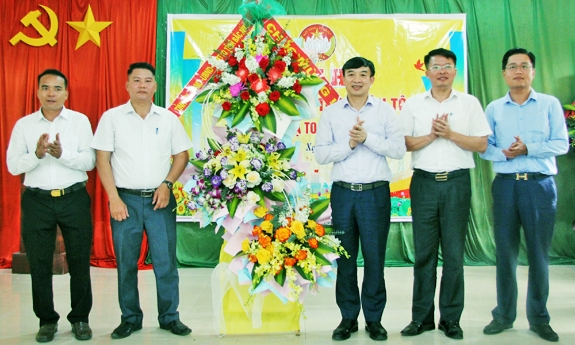 Đồng chí Nguyễn Đình Lợi dự Ngày hội Đại đoàn kết toàn dân tộc tại thôn Xạ To