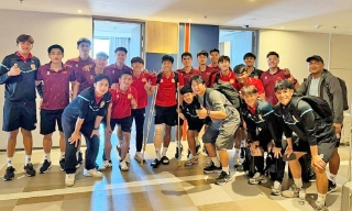 U22 Việt Nam thăm hỏi, tặng quà cầu thủ gãy chân của Lào