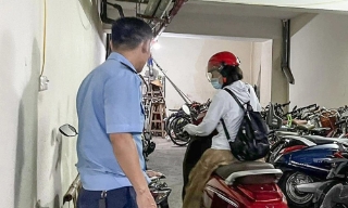 Dắt xe máy, vác pin 20 kg lên tầng 5 để sạc điện