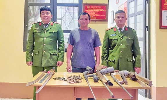 Công an xã Tân Dĩnh (Bắc Ninh) tiếp nhận vũ khí do người dân giao nộp