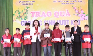 Báo và Phát thanh, Truyền hình Bắc Ninh trao quà cho học sinh khó khăn tại xã Biên Sơn