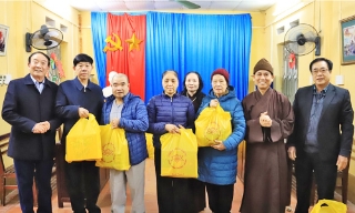 Tặng 400 suất quà Tết cho người khuyết tật, trẻ mồ côi.